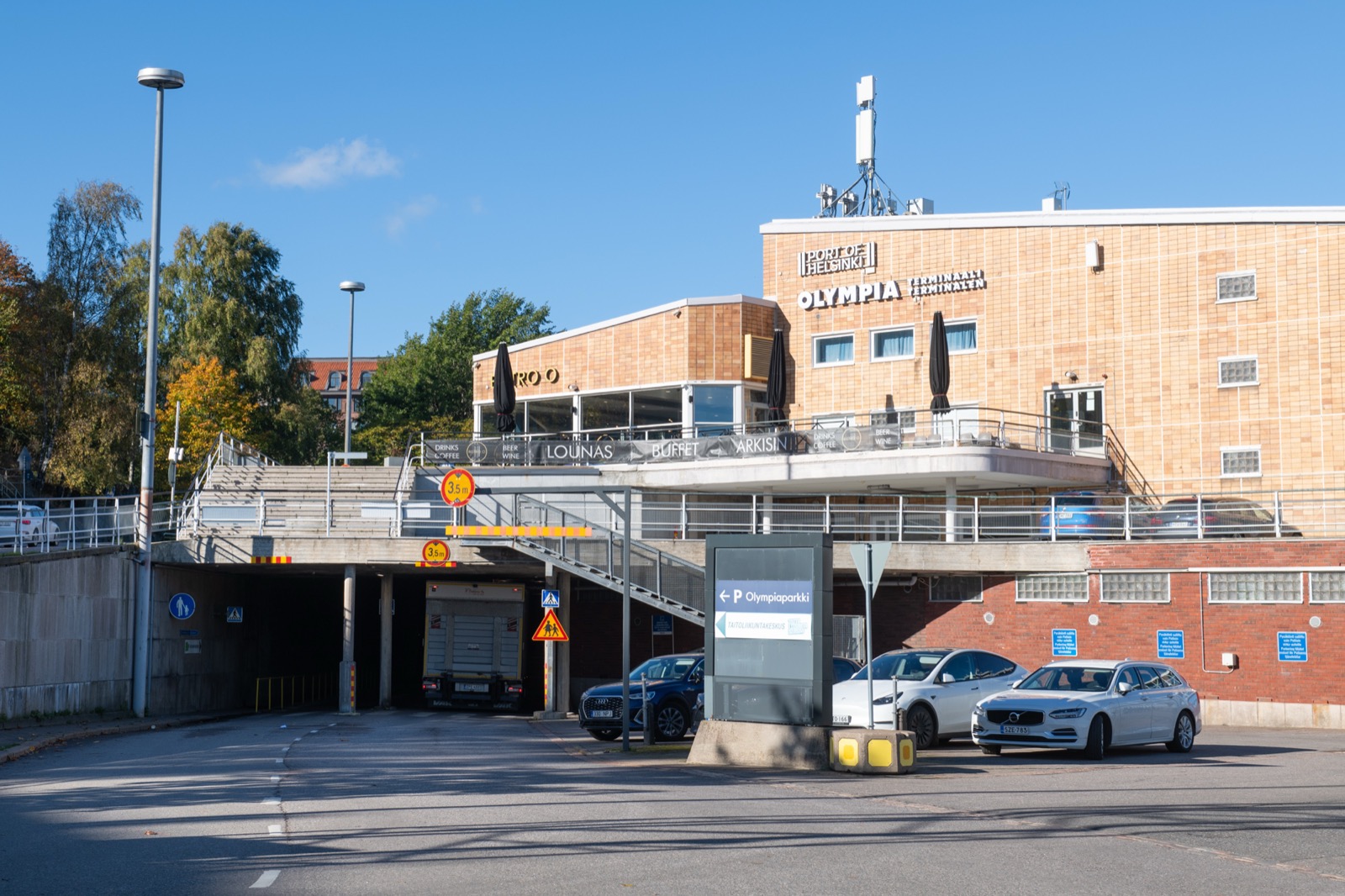 Olympiaparkkihalli — sisäänajo Olympiaterminaalin alta