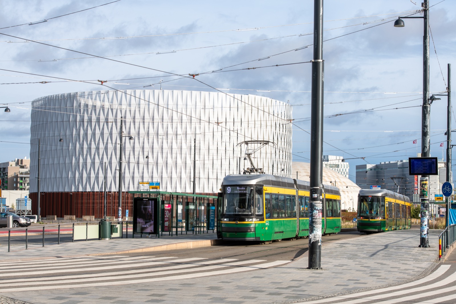 Satamaparkkitalo — julkisivu ja raitiovaunupysäkki